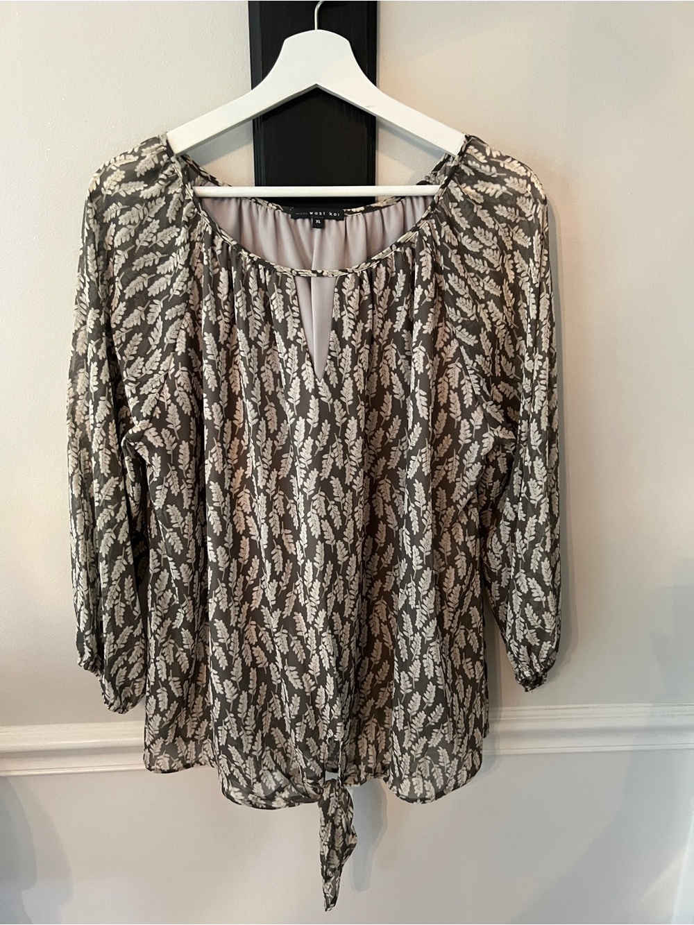 West Kei Gray and Ivory Leaf-Print Tie-Hem Blouse